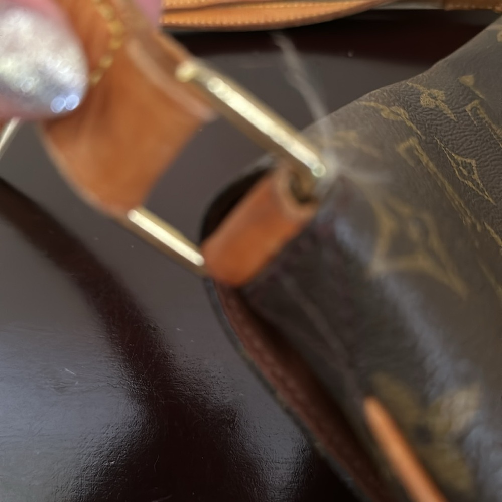 Louis Vuitton bag. Good condition. Comes with COA! - Picture 7 of 13